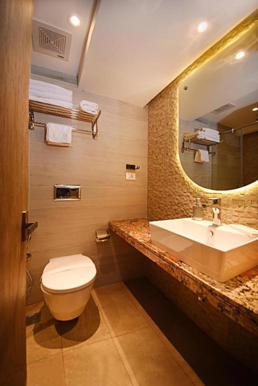 Hotel Tulip Near Delhi Airport New Delhi Exterior foto